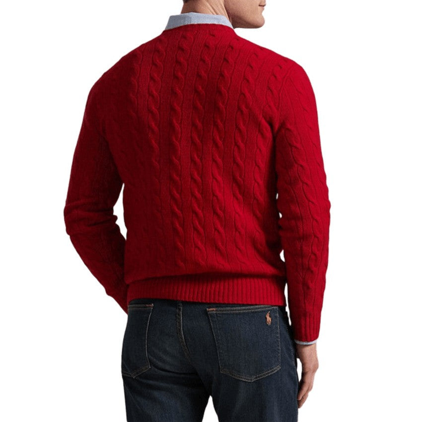 Czerwony sweter pleciony w warkocze