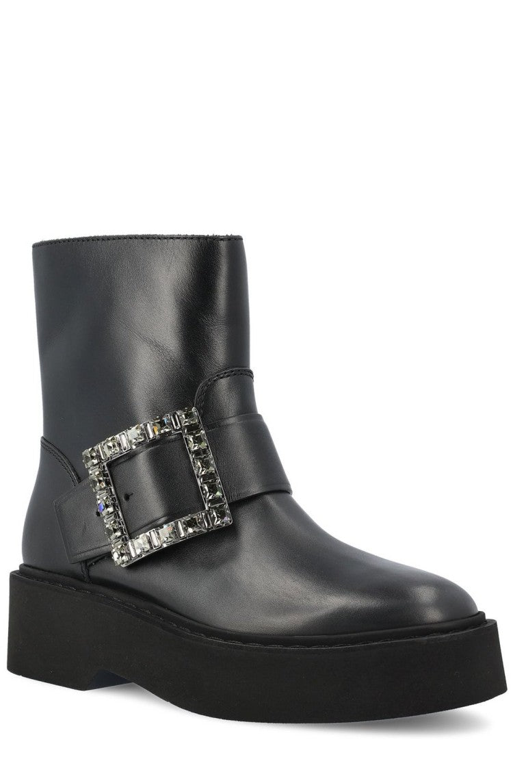 Pointed Toe Black Boots With Moderate Heel And Streamlined Silhouette