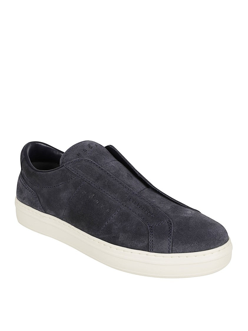 Suede Sneakers With Nostalgic '80S Basketball Aesthetic