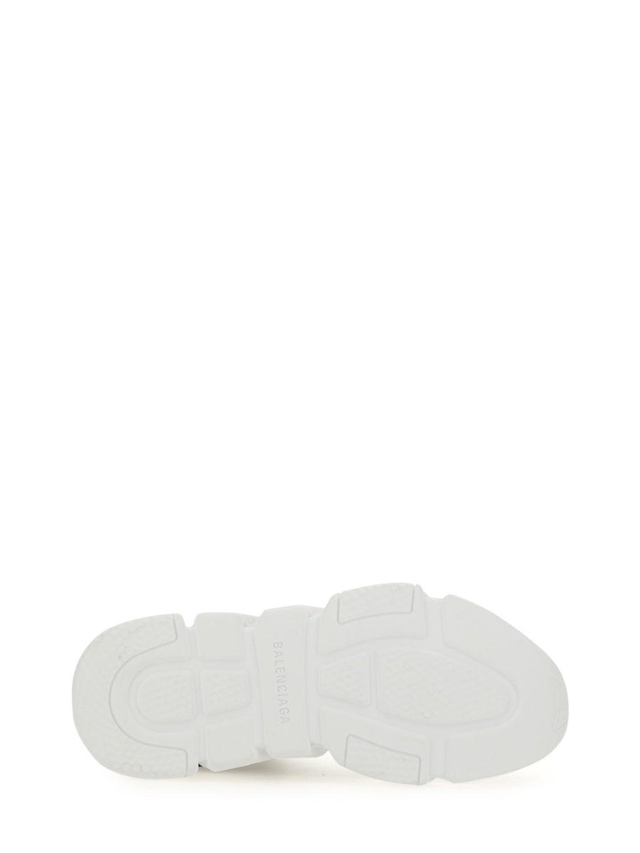 Streamlined White Sneakers with Sporty Aesthetic