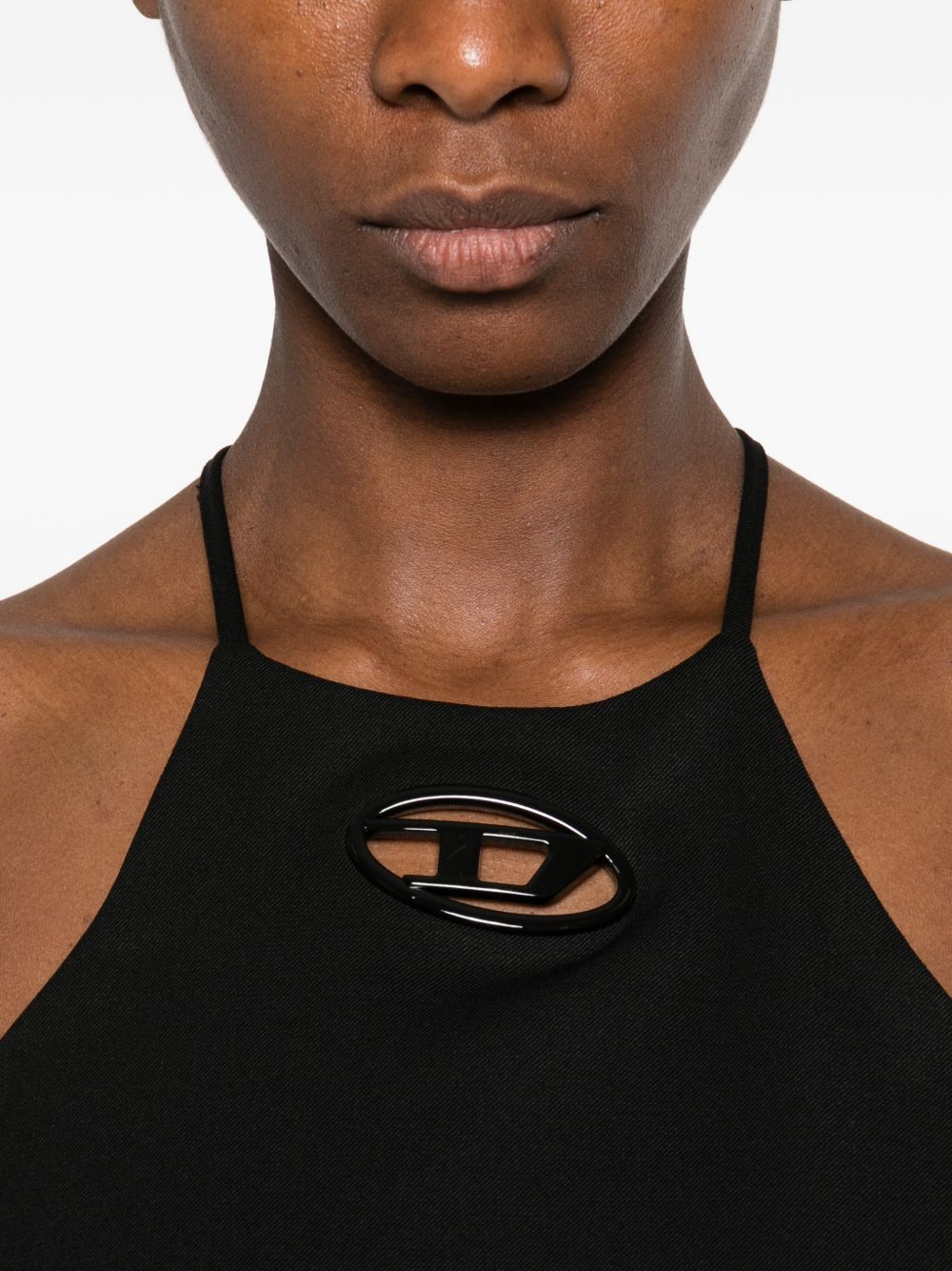 Czarna sukienka mini z dekoltem halter