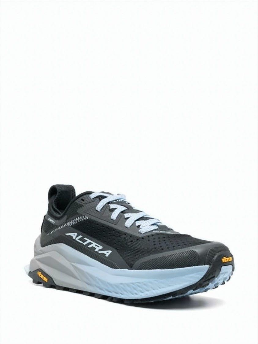Low-Profile Black Sneakers With Breathable Mesh Upper