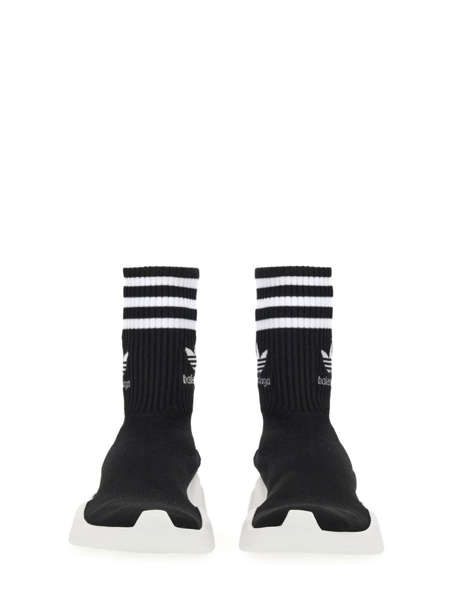 Streamlined White Sneakers with Sporty Aesthetic
