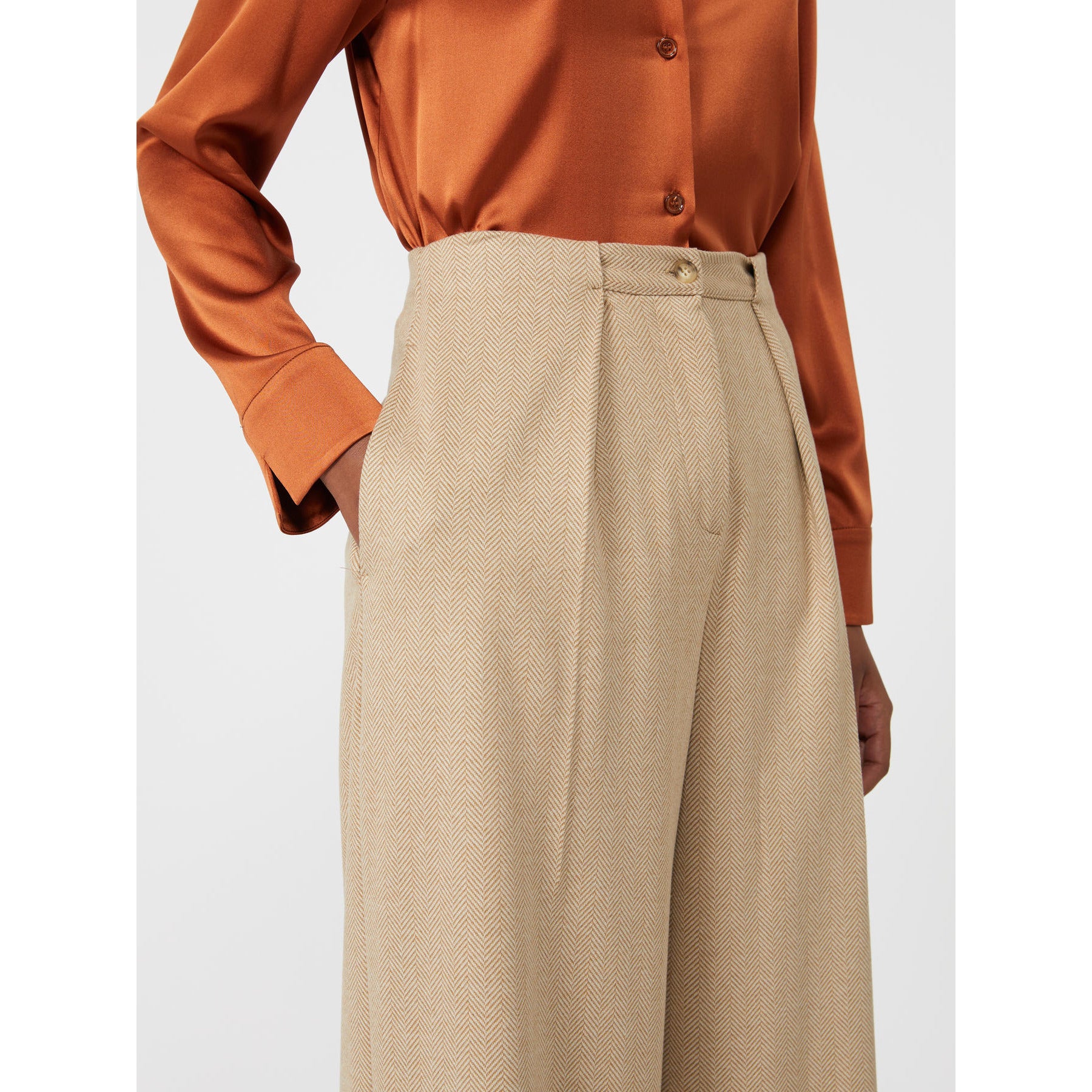 Tailored Wide-Leg Trousers With Front Pleats