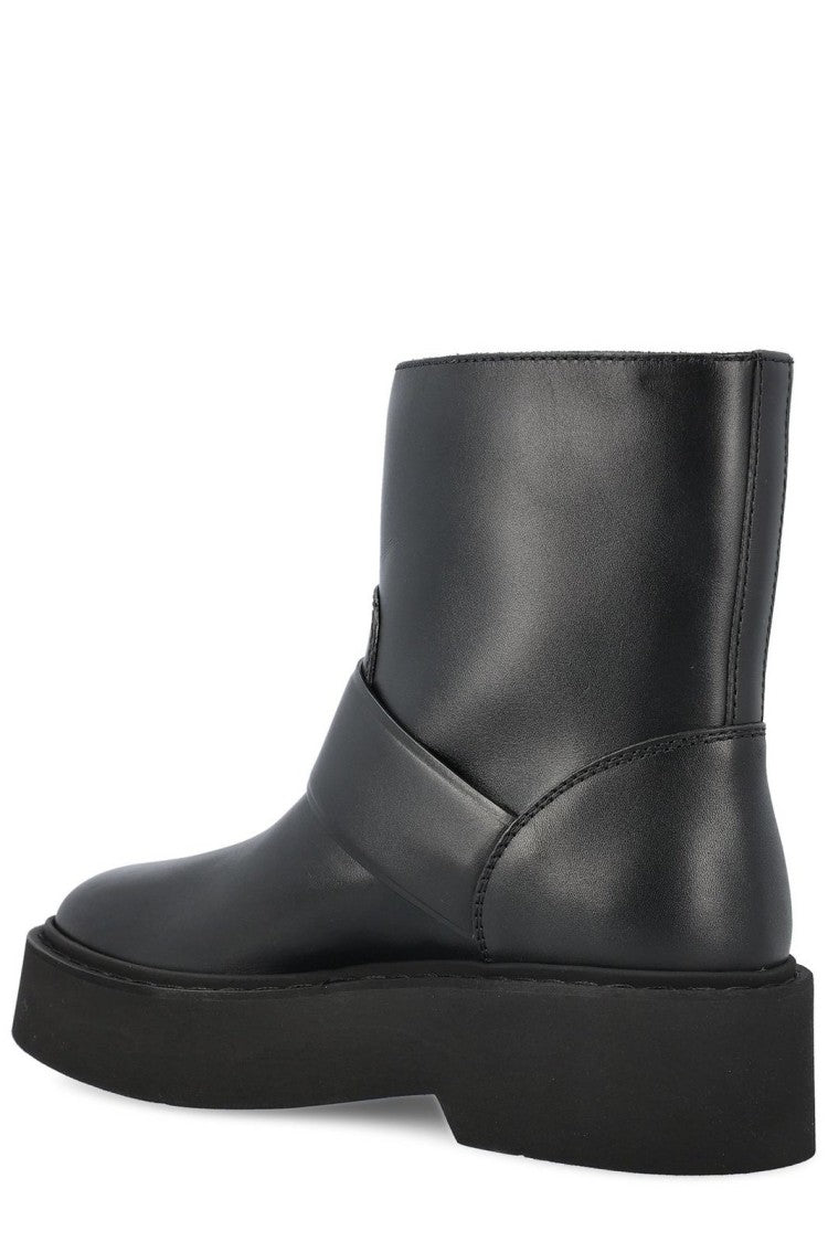 Pointed Toe Black Boots With Moderate Heel And Streamlined Silhouette