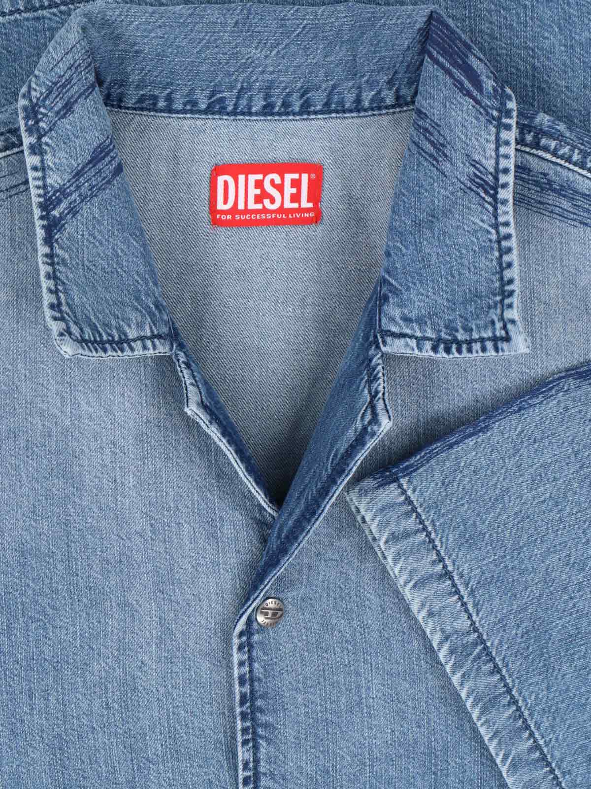 Short-Sleeved Denim Shirt With Classic Collar And Bold Back Print