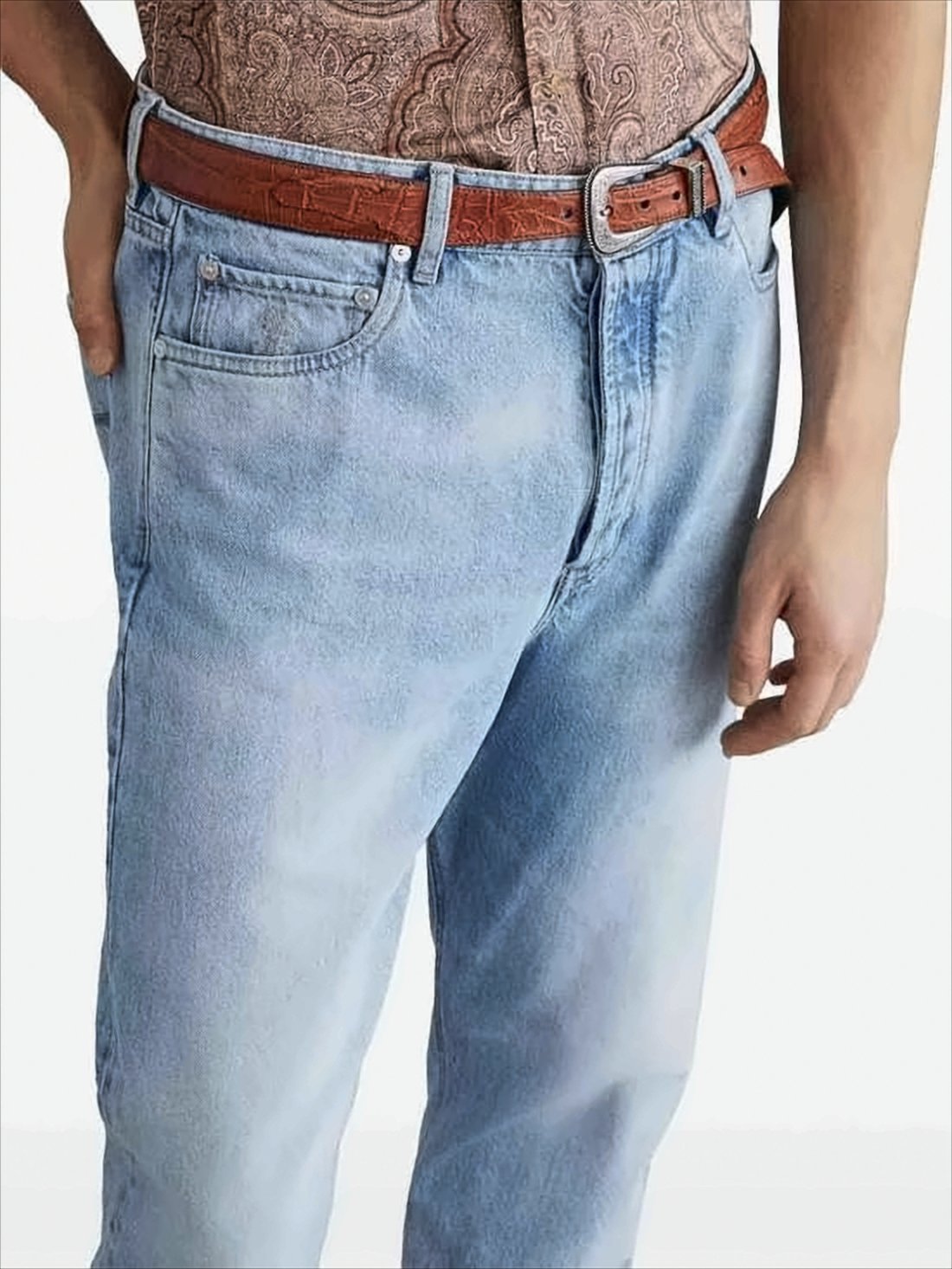 Jasnoniebieskie jeansy z prostymi nogawkami