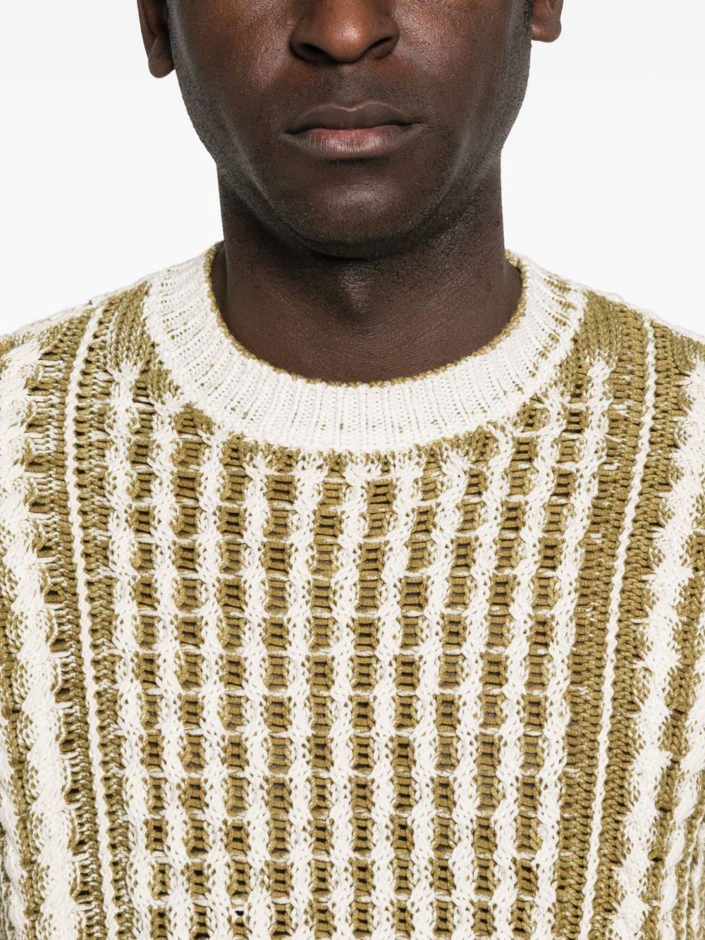 Sweter z dzianiny o wyraźnej fakturze w pionowe pasy w odcieniach kremu i oliwki