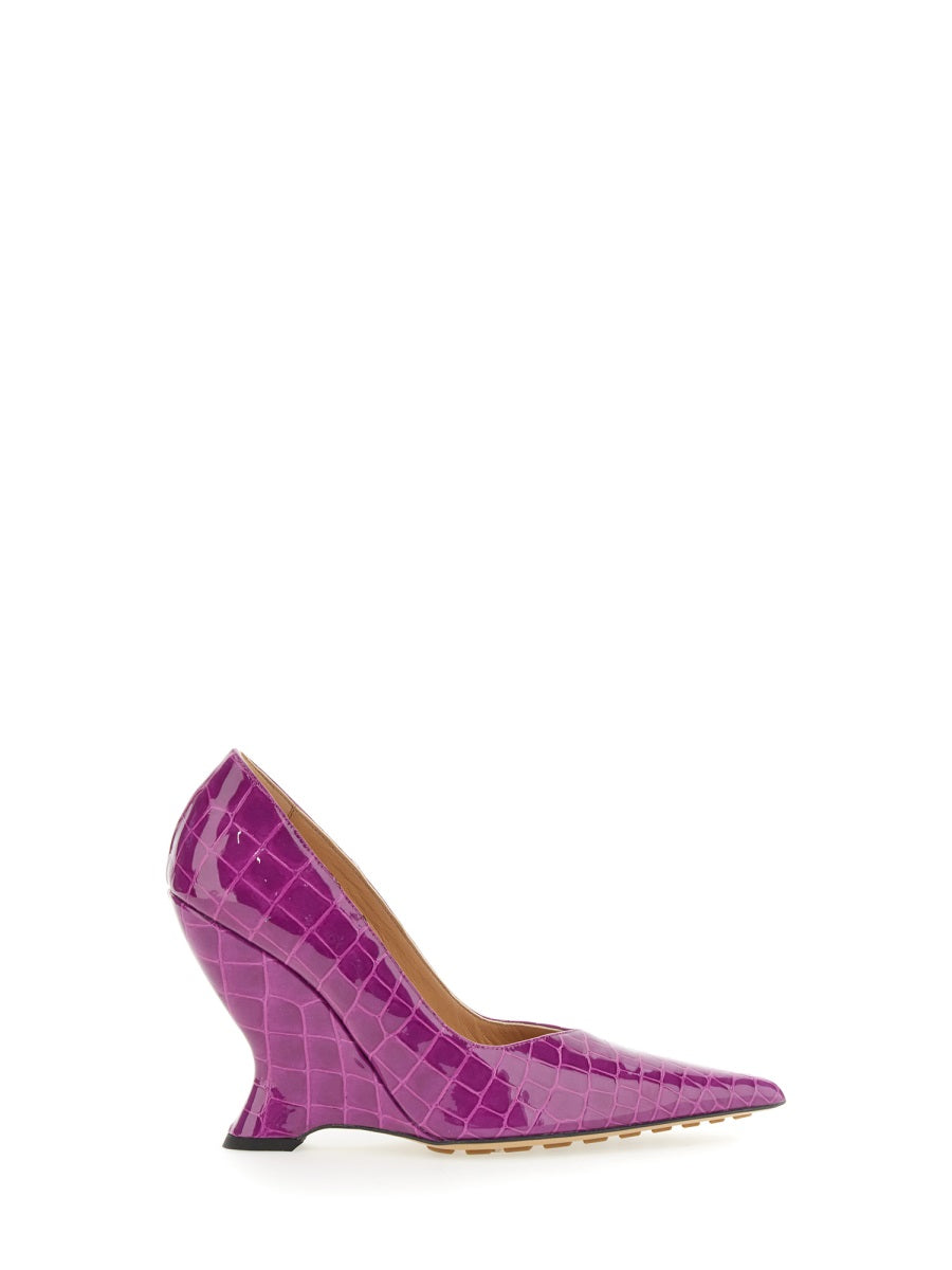 Pointed Decollete Pumps with Crocodile-Embossed Detail