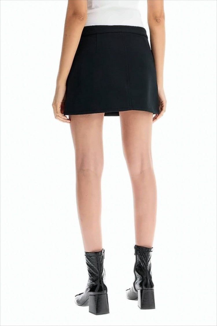 Structured Black Mini Skirt With Front Button Closure And Rounded Pockets