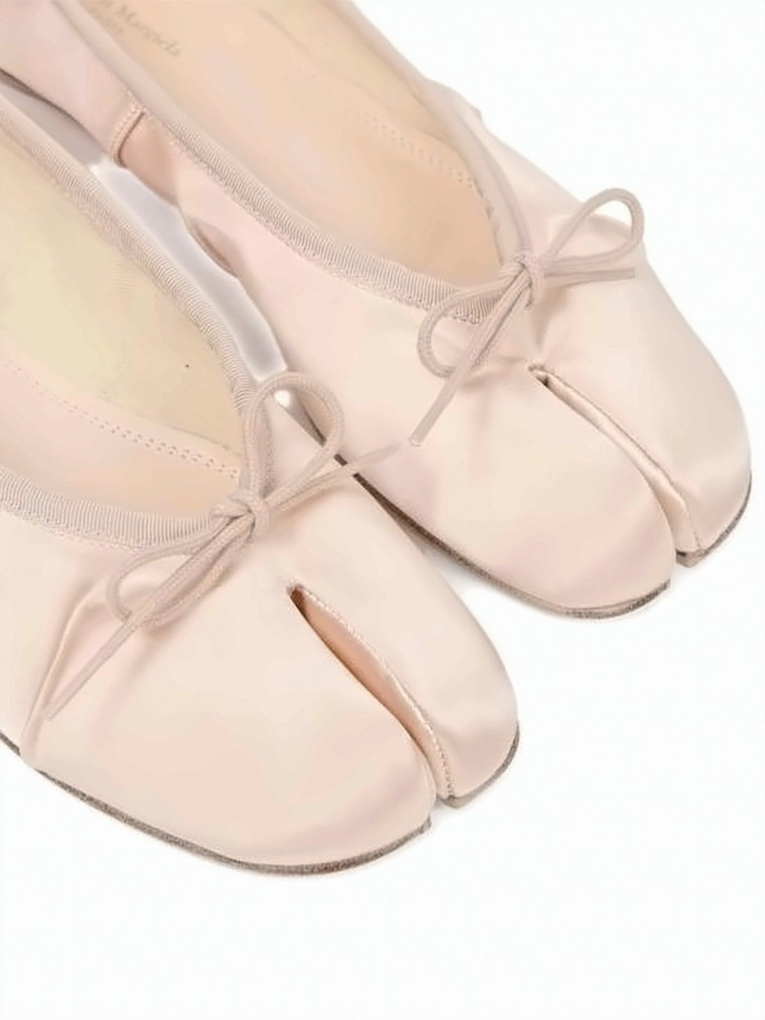 Flat Shoes with Distinctive Split-Toe Design