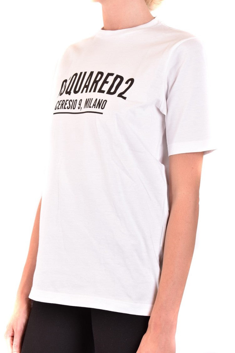 Klasyczny biały T-shirt z odważnym wzorem logo