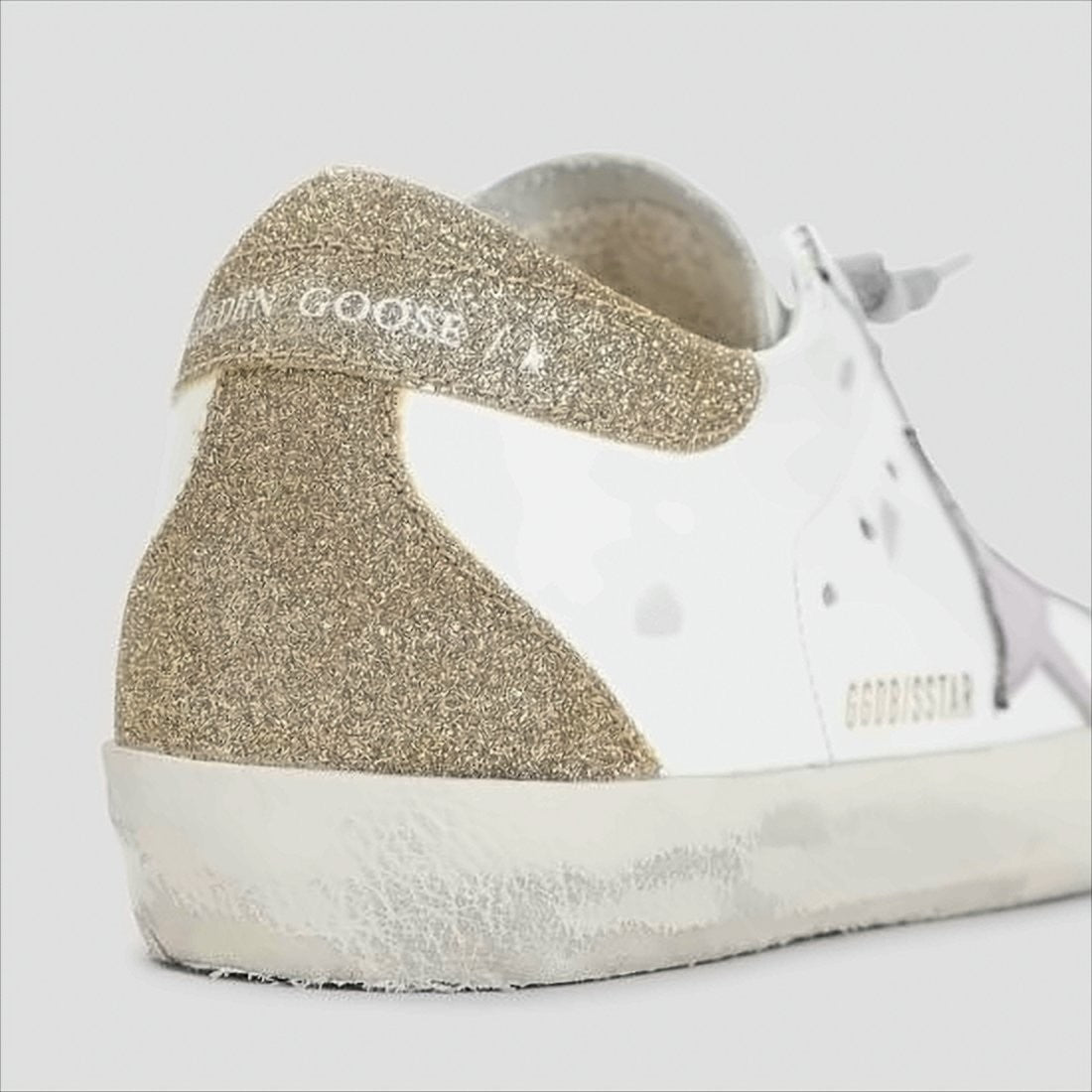 Białe, postarzane skórzane sneakersy z różową gwiazdą