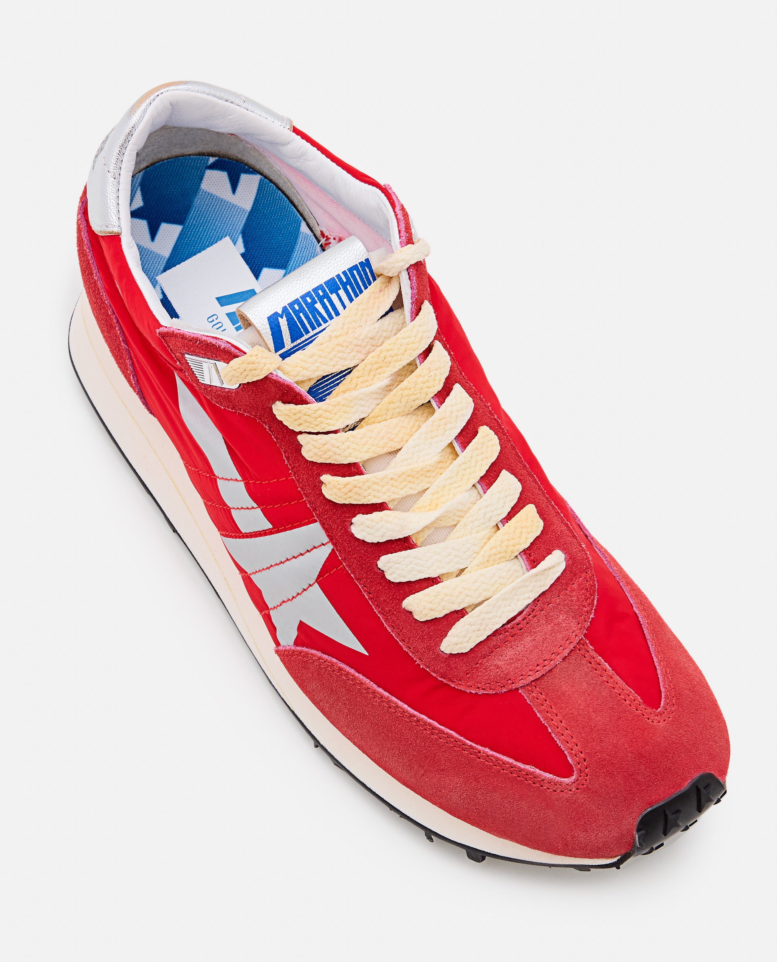 Sznurowane niskie sneakersy z wstawkami z czerwonego zamszu