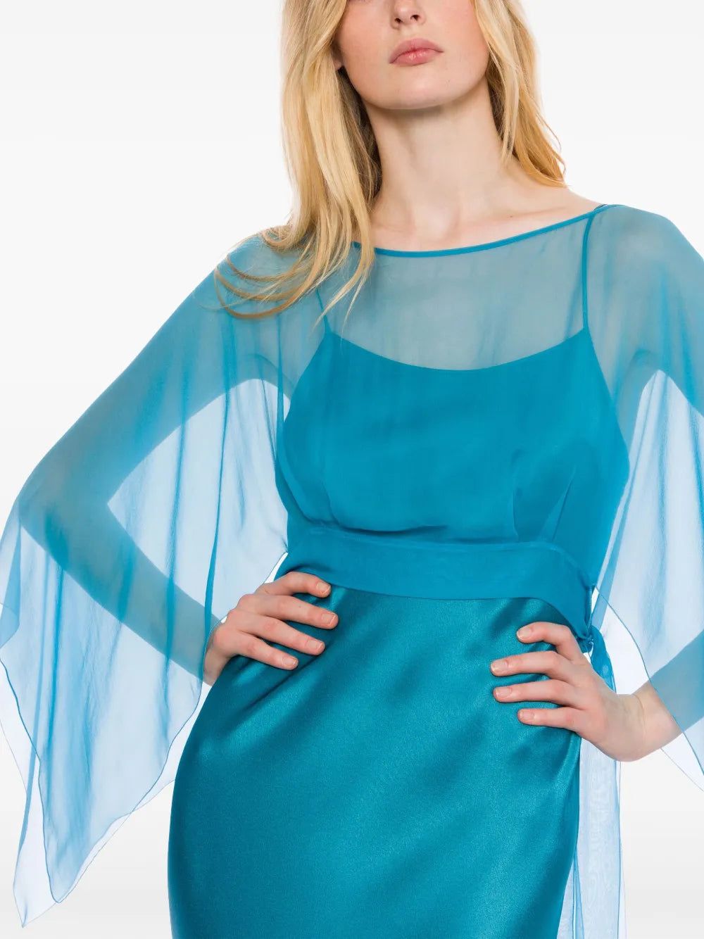 Flowing Dress with Refined Feminine Silhouette
