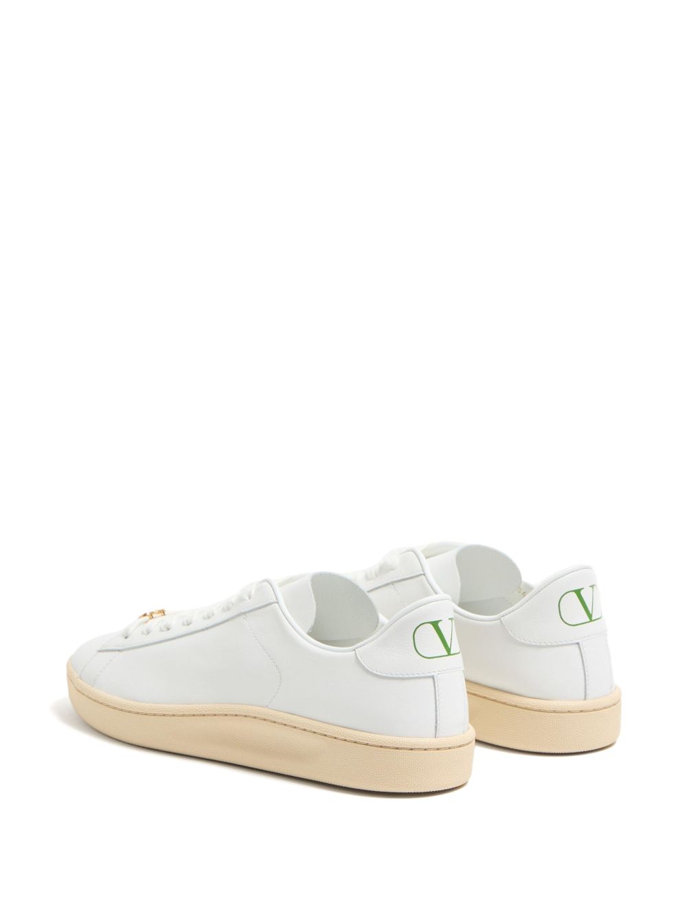 Minimalistyczne białe sneakersy na podwyższonej podeszwie