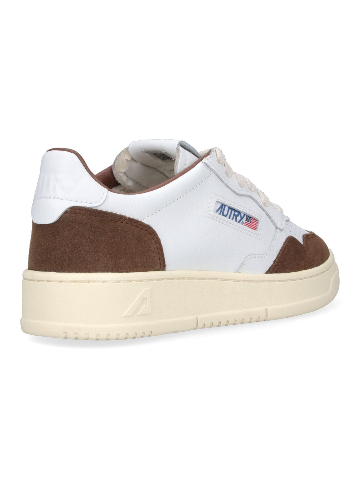 Low-Top White Sneakers With Clean Design And Versatile Appeal