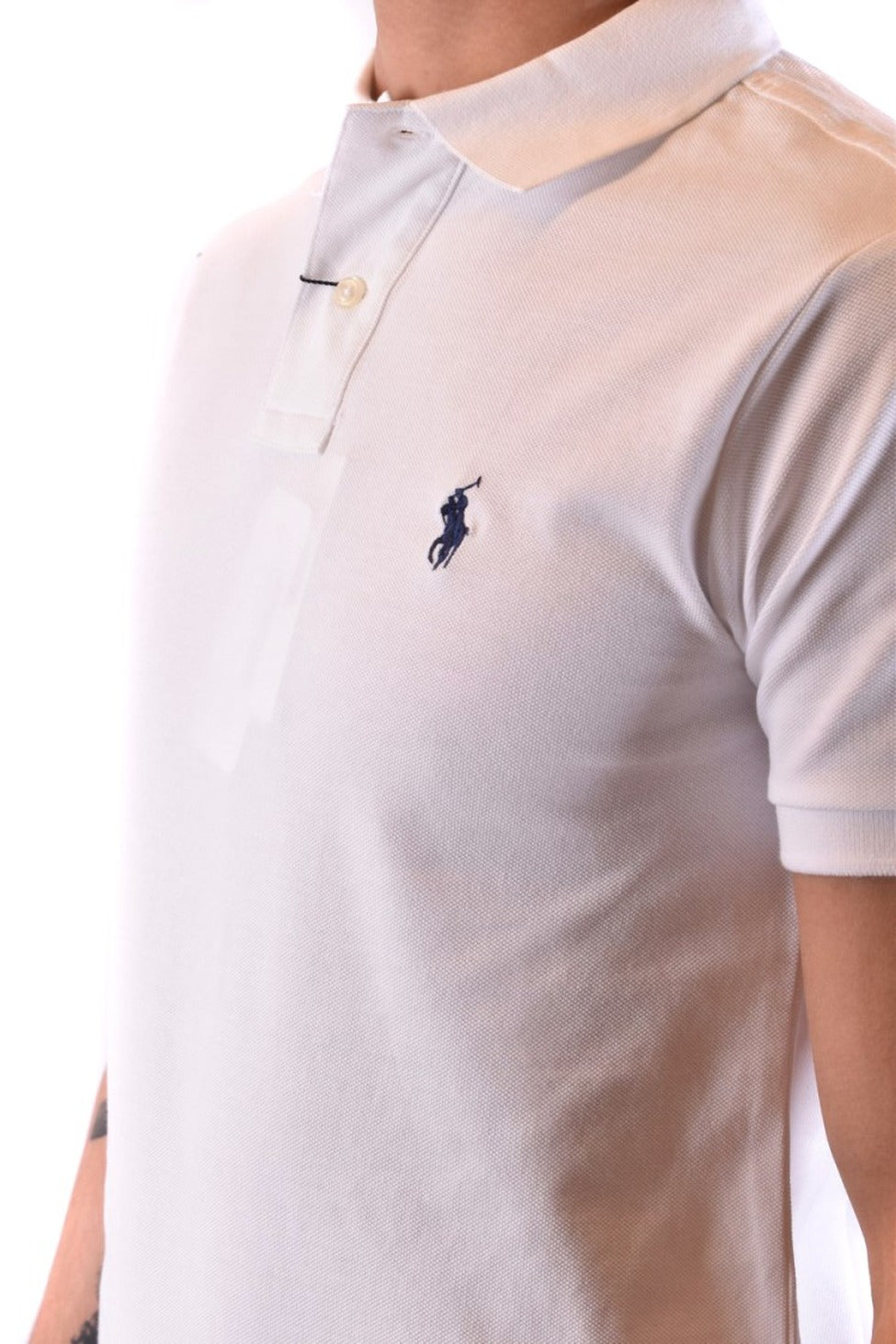 Dopasowana biała koszulka polo z haftowanym logo