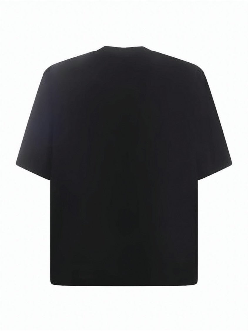 Luźny czarny T-shirt z odważnym nadrukiem graficznym