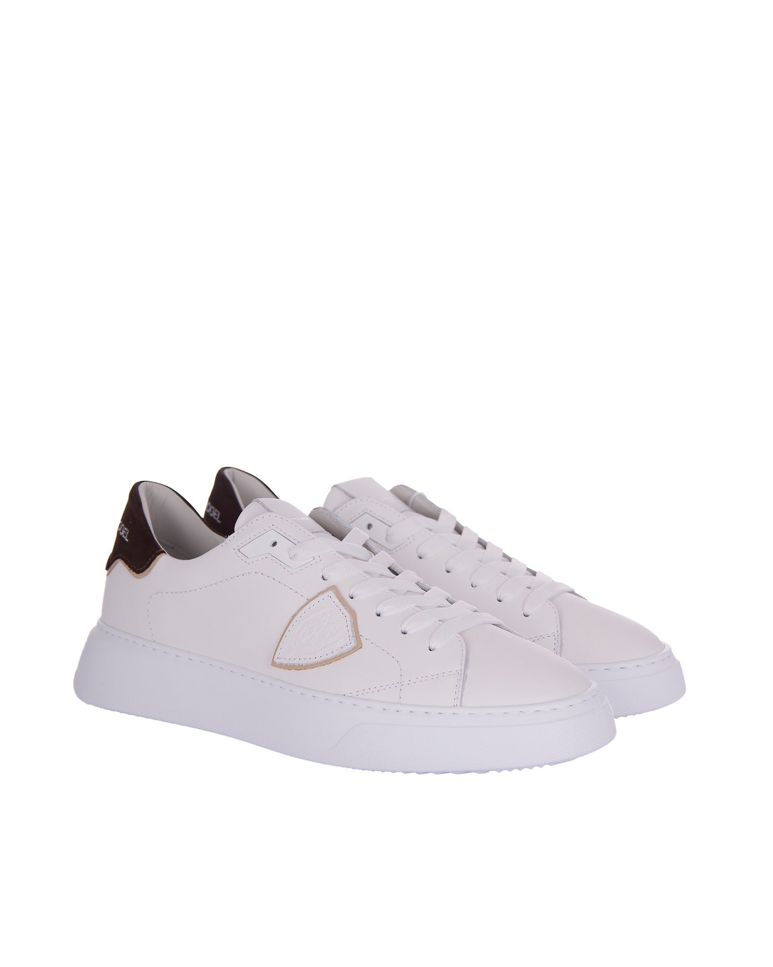 Low-Top Sneakers with 1990s Inspiration and Distinctive Detailing