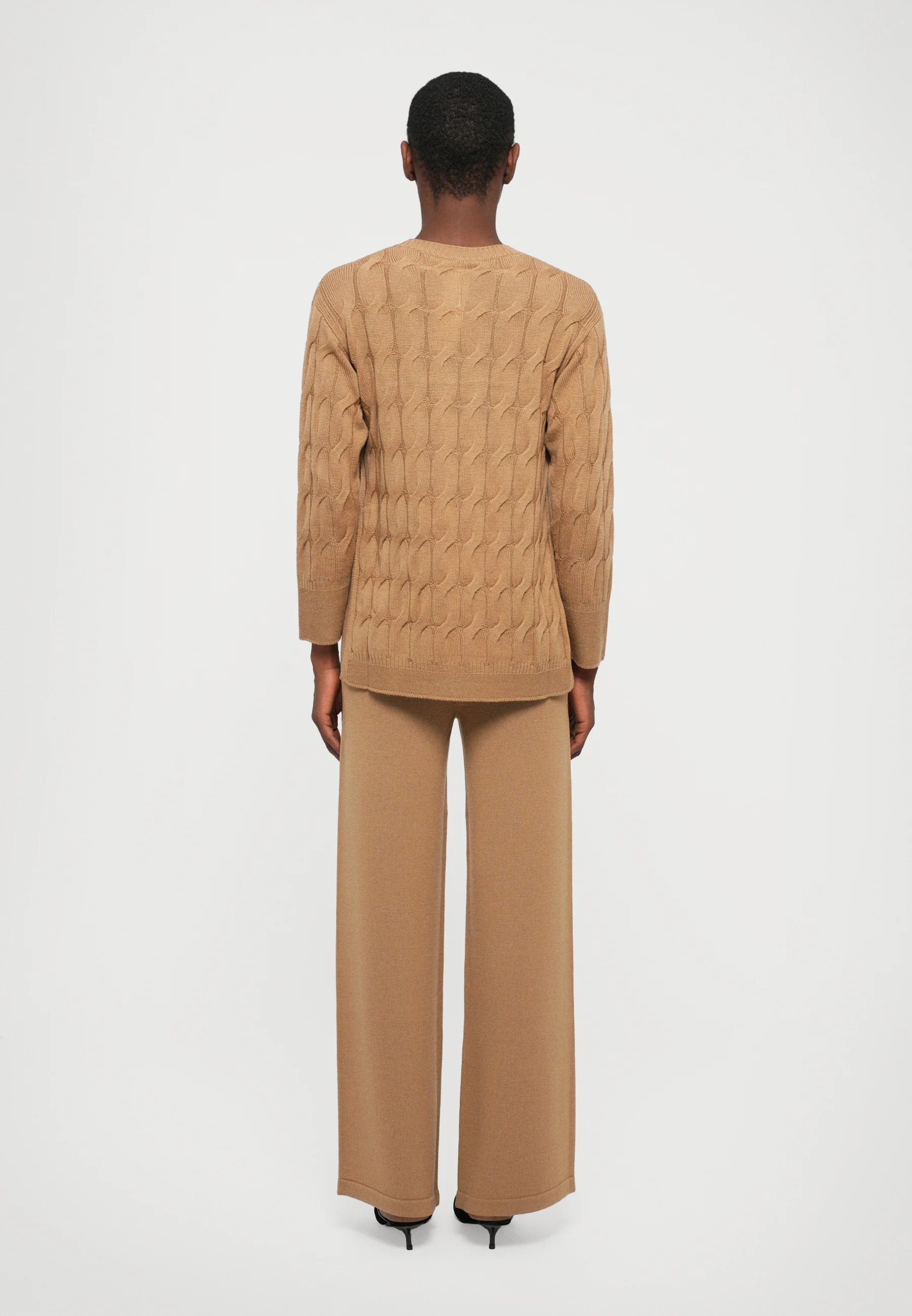 Iconic Cable Knit Sweater In Warm Camel Brown