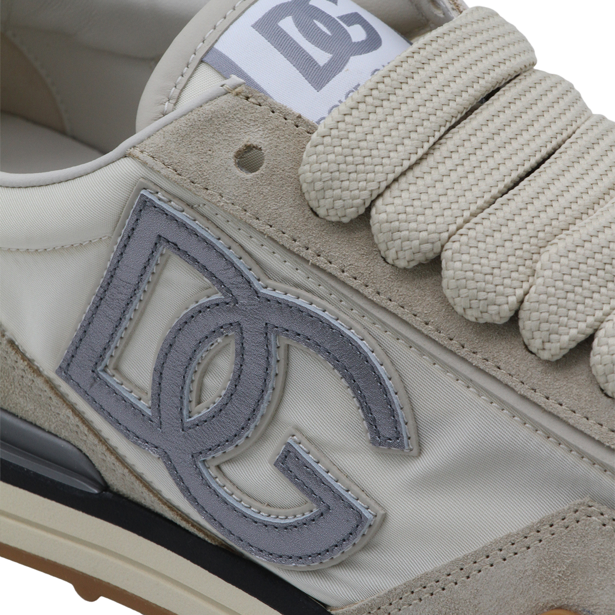 Low-Top White Sneakers with Classic Silhouette