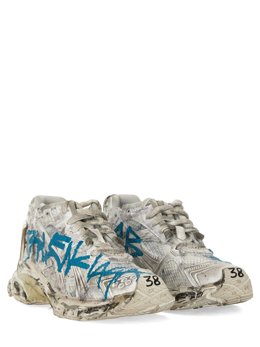 Contemporary Runner Sneakers with Streamlined Silhouette