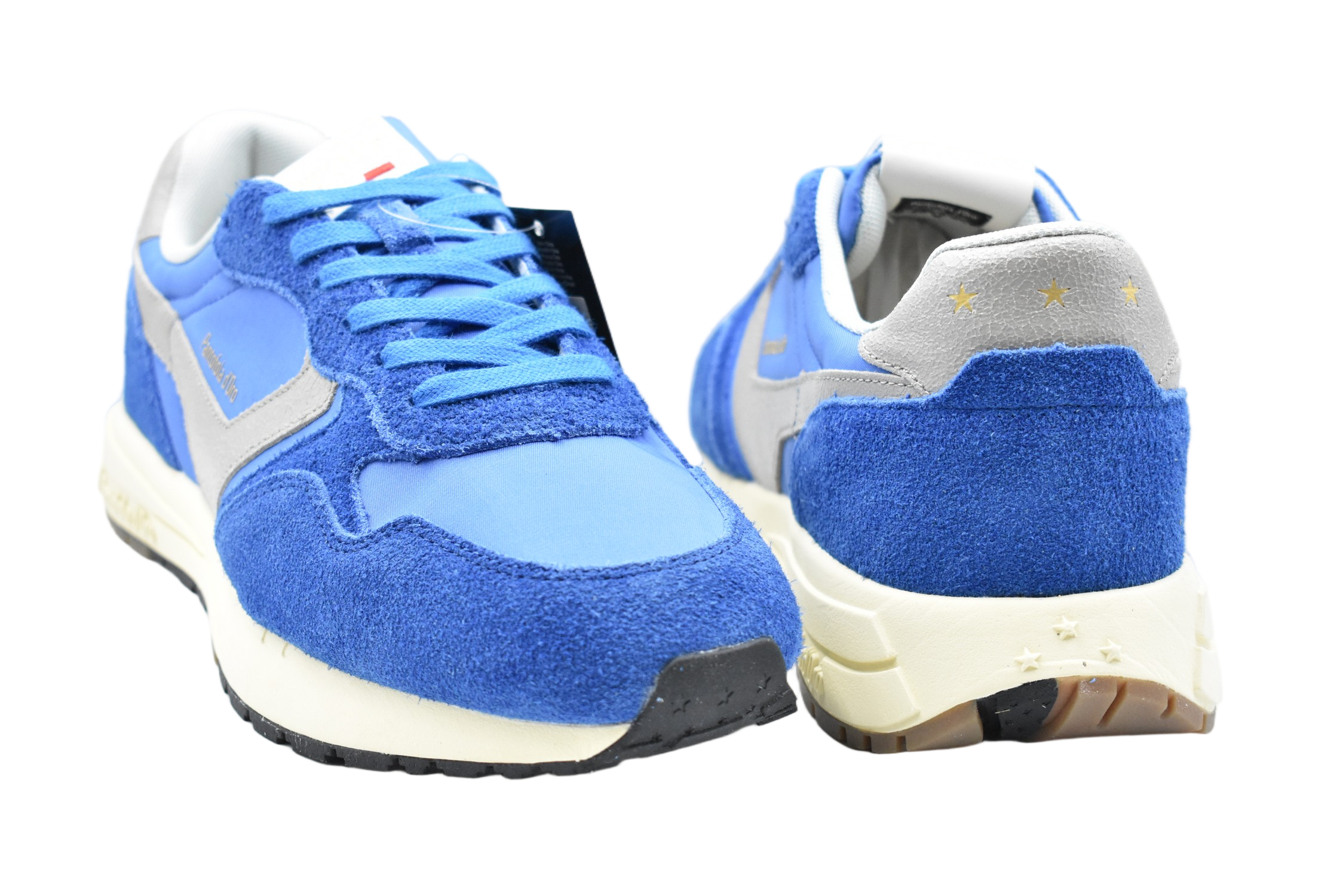Low-Top Sneakers With Classic Lace Design And Textured Grip