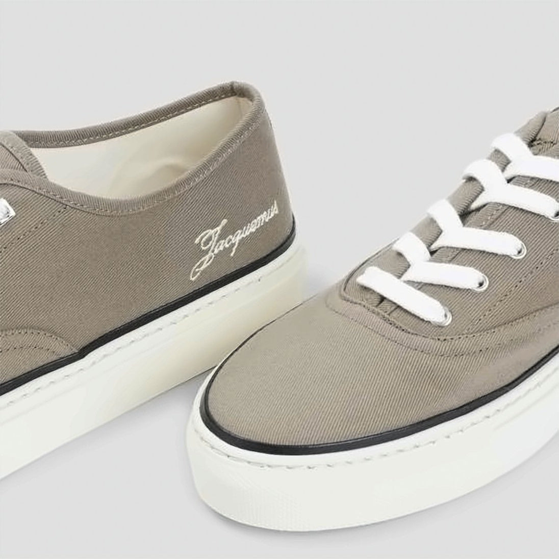 Minimalist Low-Top Sneakers with Embroidered Detail