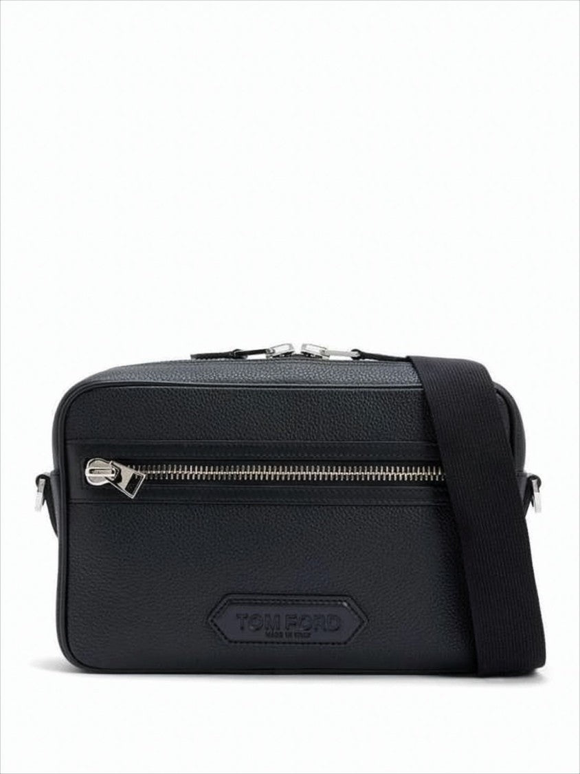 Torebka crossbody ze skóry cielęcej teksturowanej ze srebrnymi okuciami