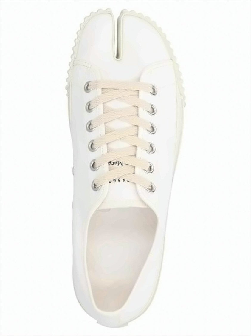 Low-Top Split-Toe Sneakers With Rounded Rubber Sole