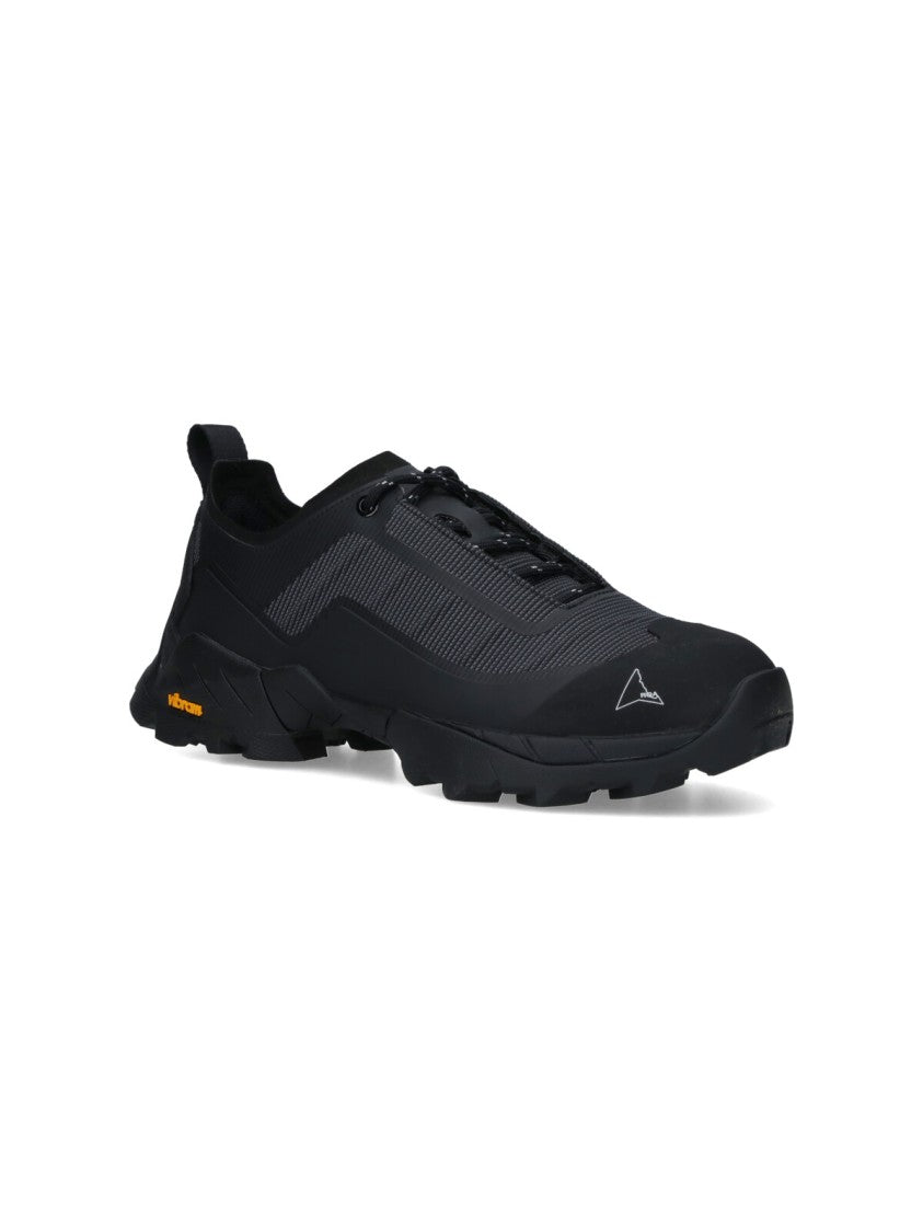 Minimalist Black Sneakers With Low-Top Silhouette