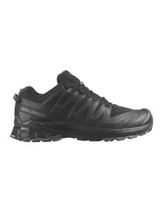 Low-Profile Black Sneakers With Textured Rubber Sole