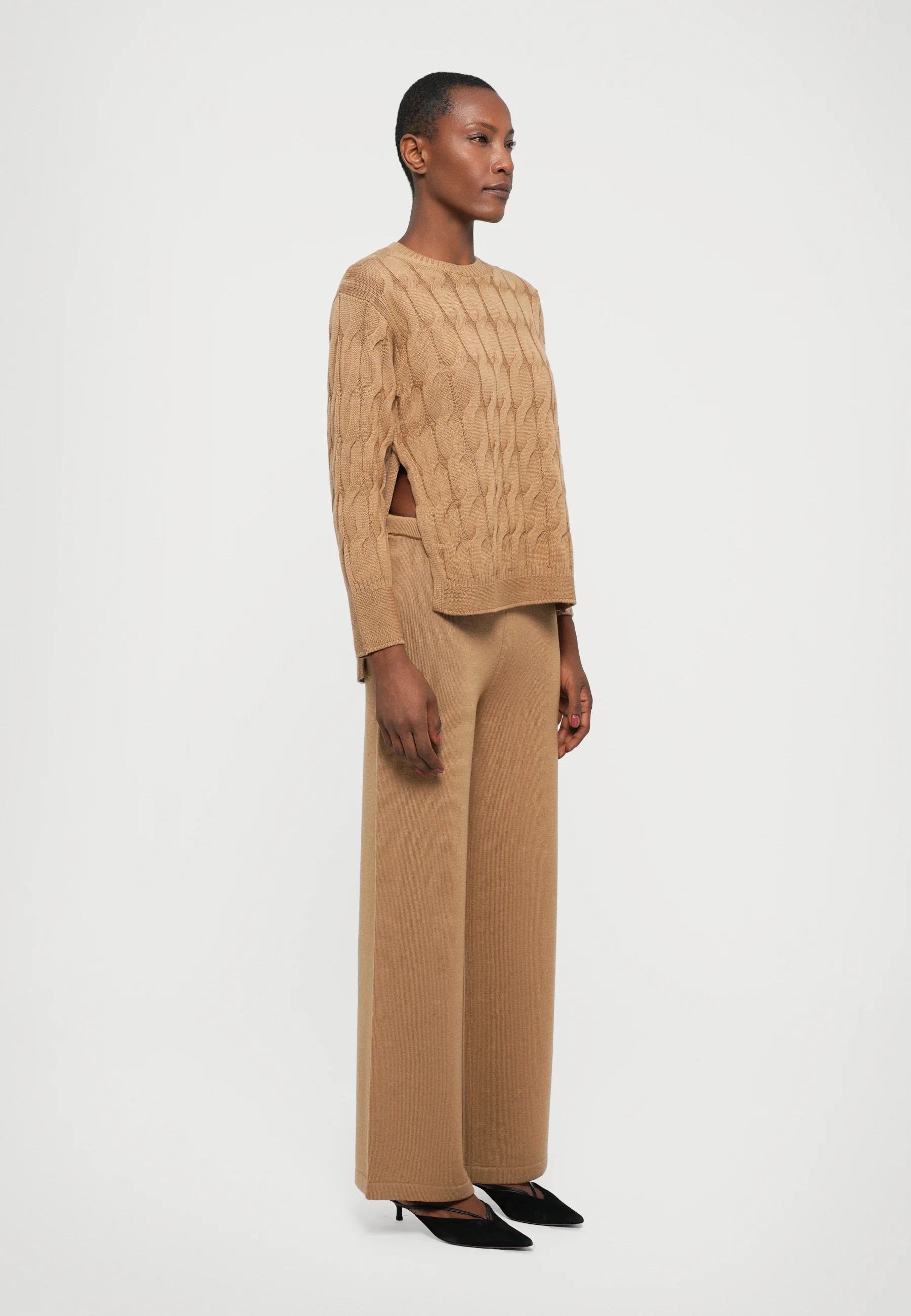 Iconic Cable Knit Sweater In Warm Camel Brown