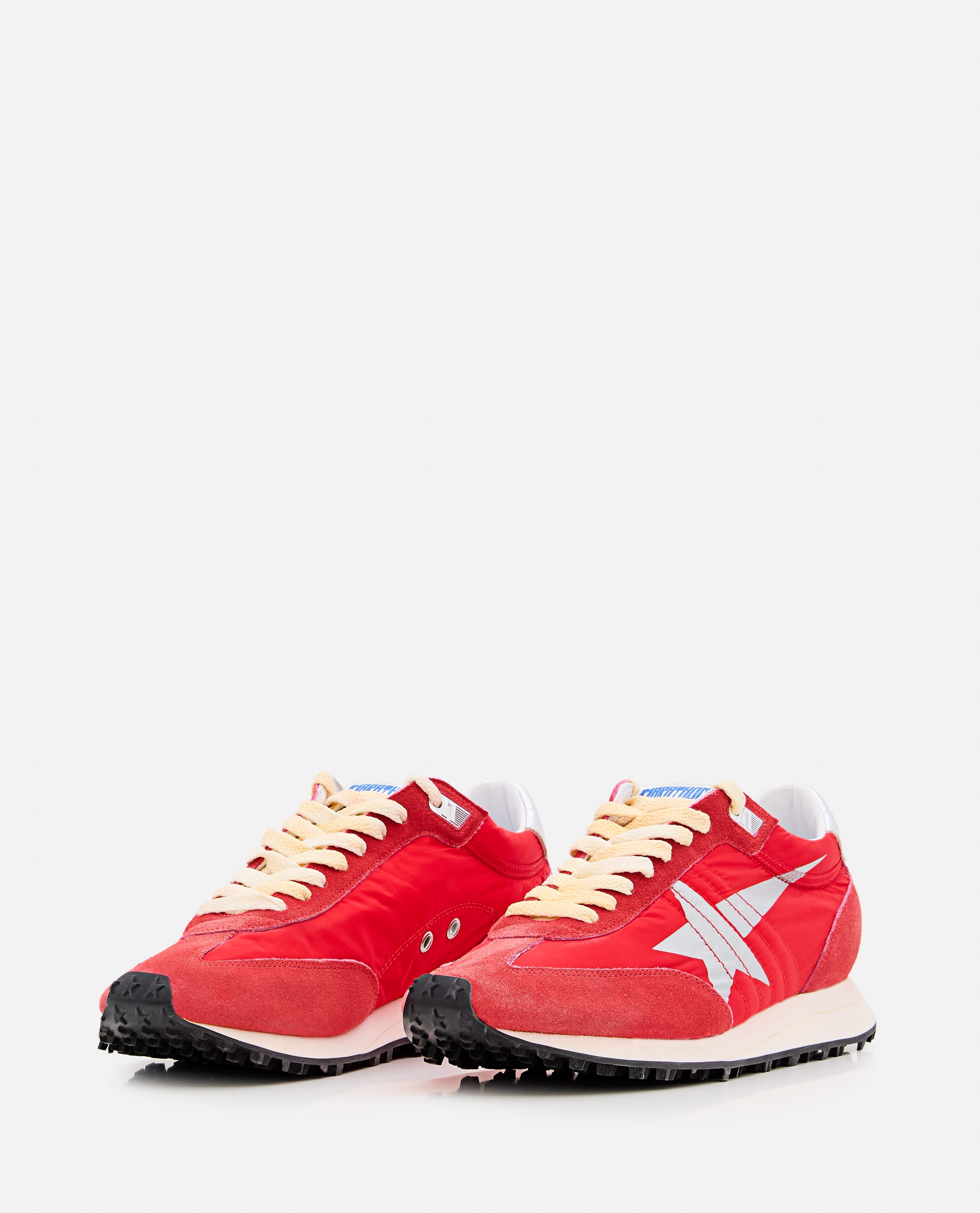 Sznurowane niskie sneakersy z wstawkami z czerwonego zamszu