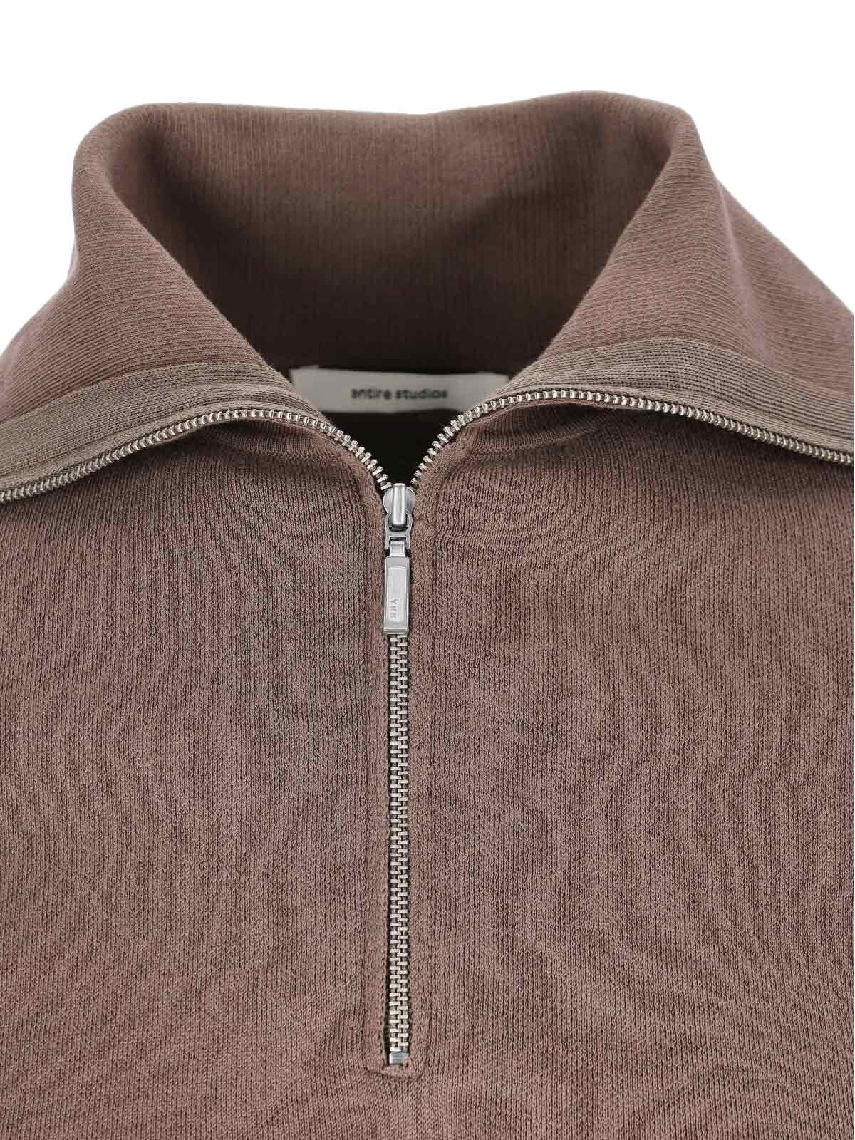 Brązowy sweter z zamkiem i wysokim kołnierzem z bawełny