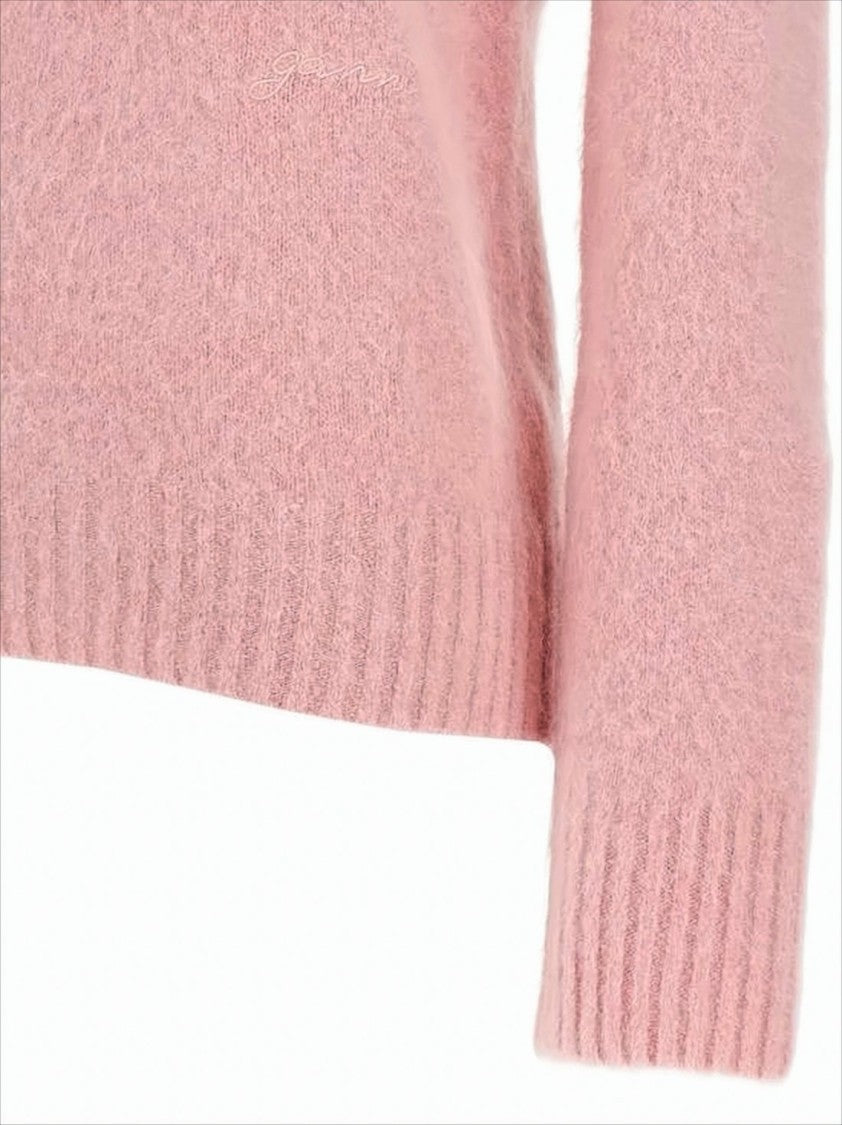 Miękki, puszysty sweter z okrągłym dekoltem i prążkowanymi mankietami