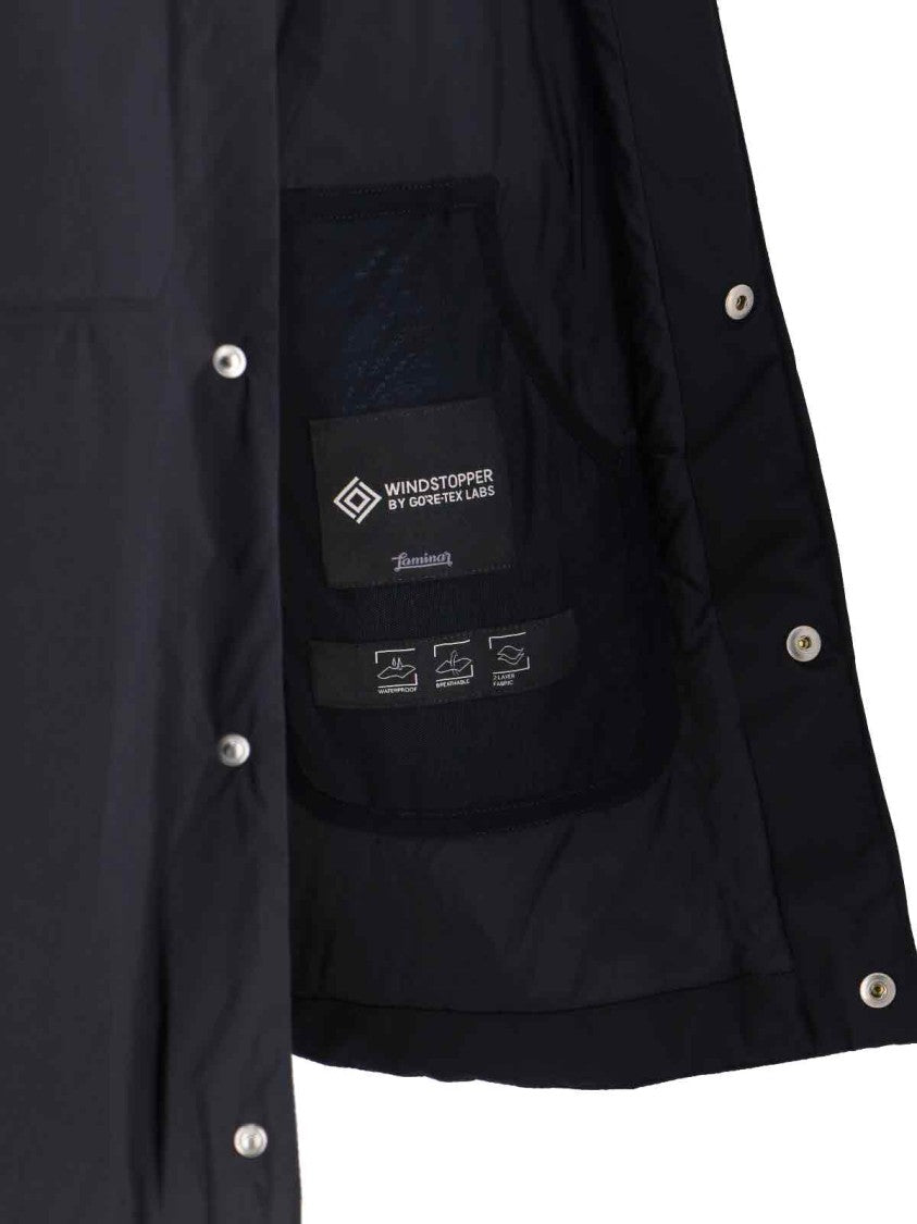Minimalist Black Jacket With Tailored Fit And Zipper Closure