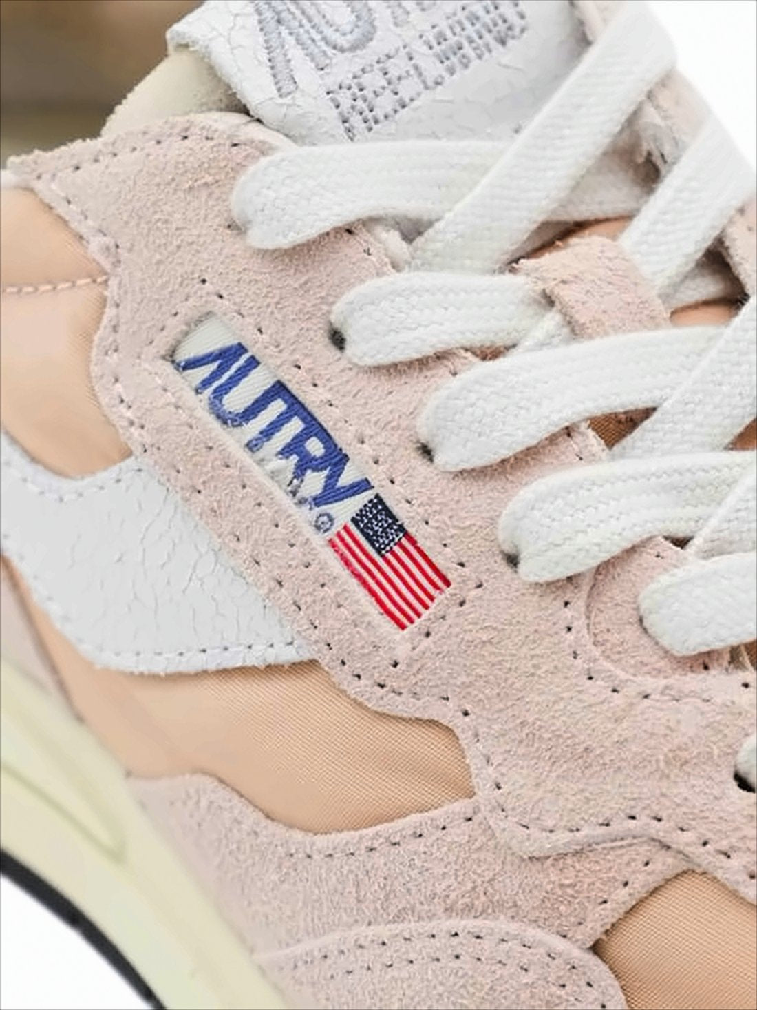 Low-Top Sneakers with Vintage Sporty Aesthetic