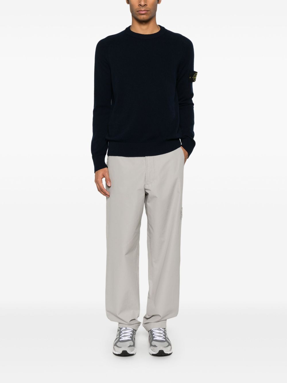 Sweter z okrągłym dekoltem z lekkiej wełny Geelong z naszywką z logo