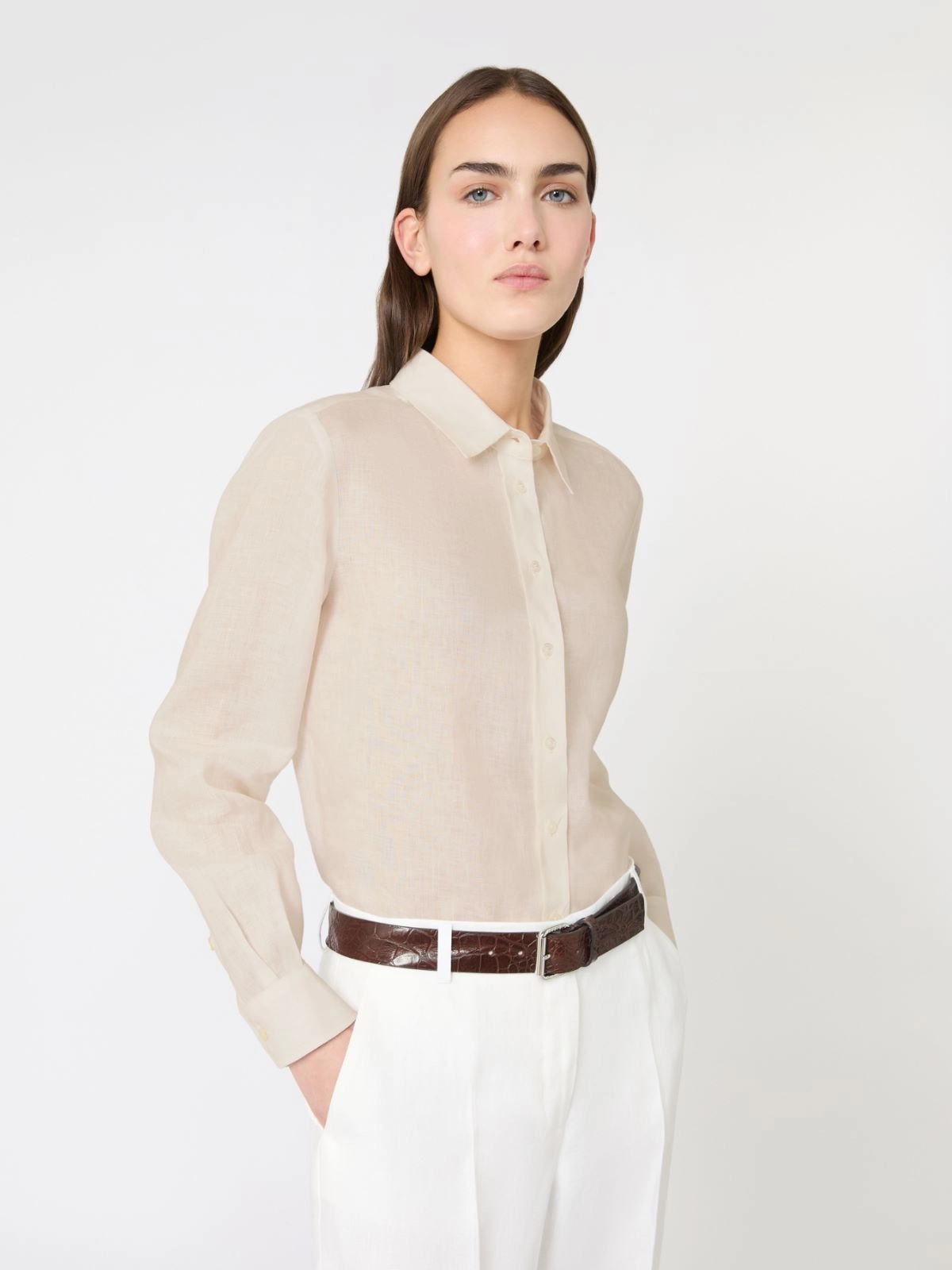 Long-Sleeved Button-Down Shirt with Classic Collar