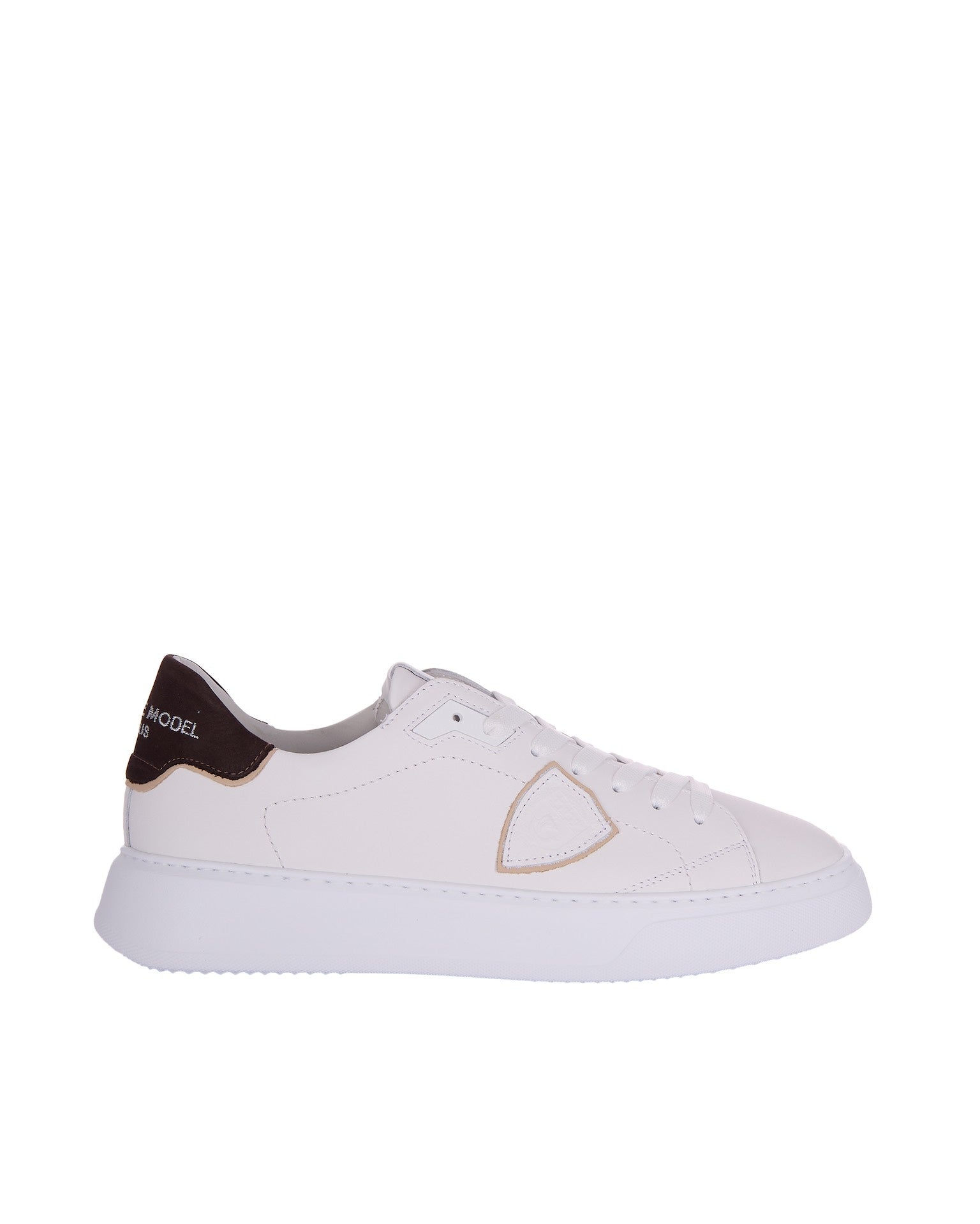 Low-Top Sneakers with 1990s Inspiration and Distinctive Detailing