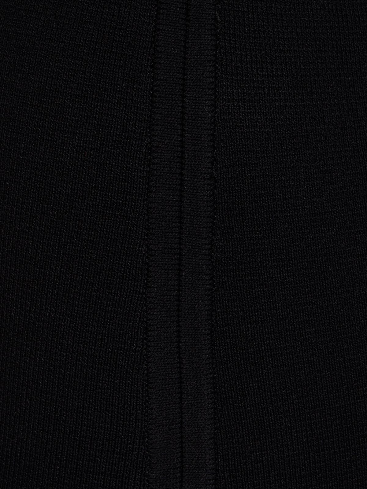 Fitted Black Knit Top with Long Sleeves and Rounded Neckline