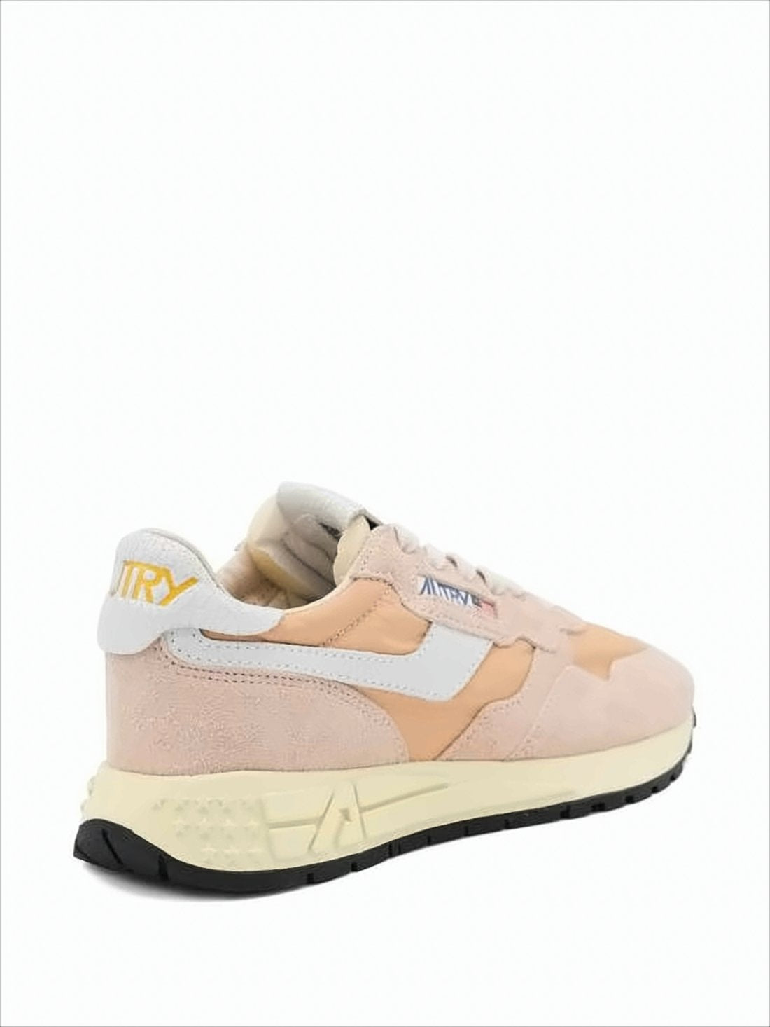 Low-Top Sneakers with Vintage Sporty Aesthetic
