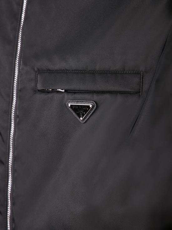 Black Jacket With Classic Collar And Zippered Pocket