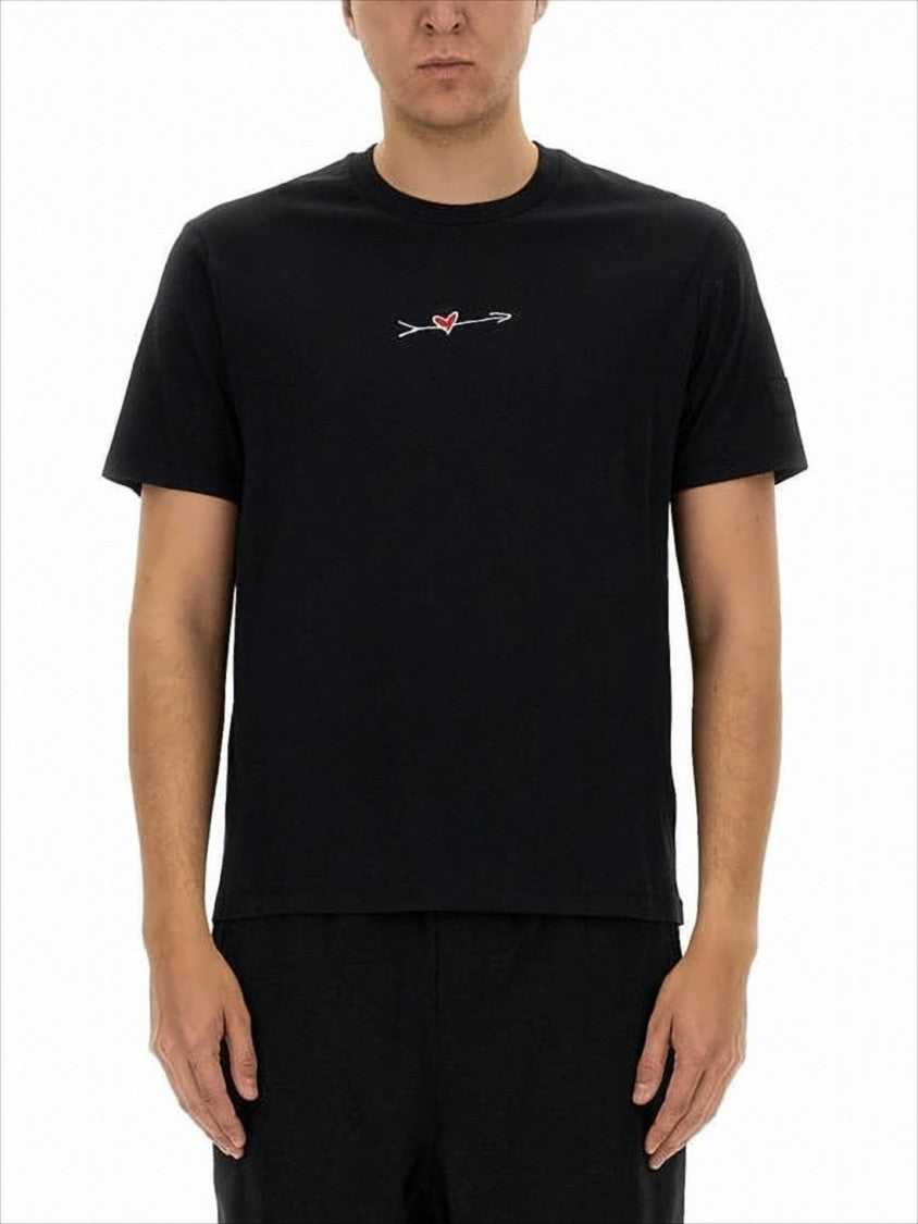 Short-Sleeved Black T-Shirt With Heart And Arrow Graphic