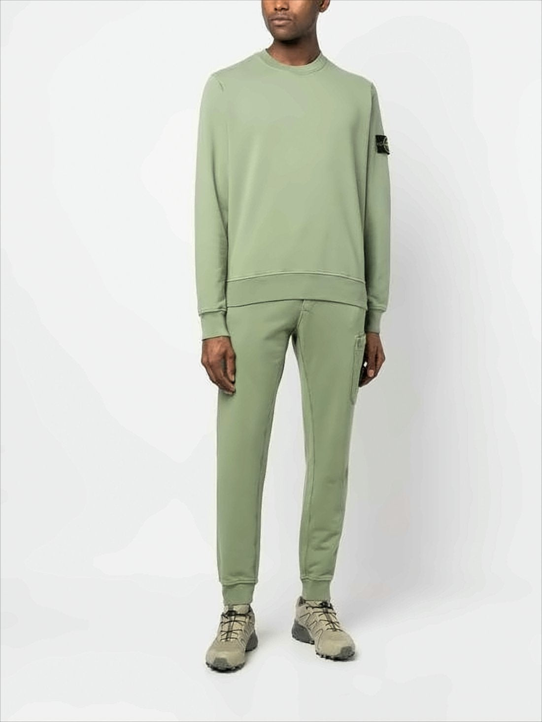 Minimalist Long-Sleeve Sweatshirt with Distinctive Patch Logo