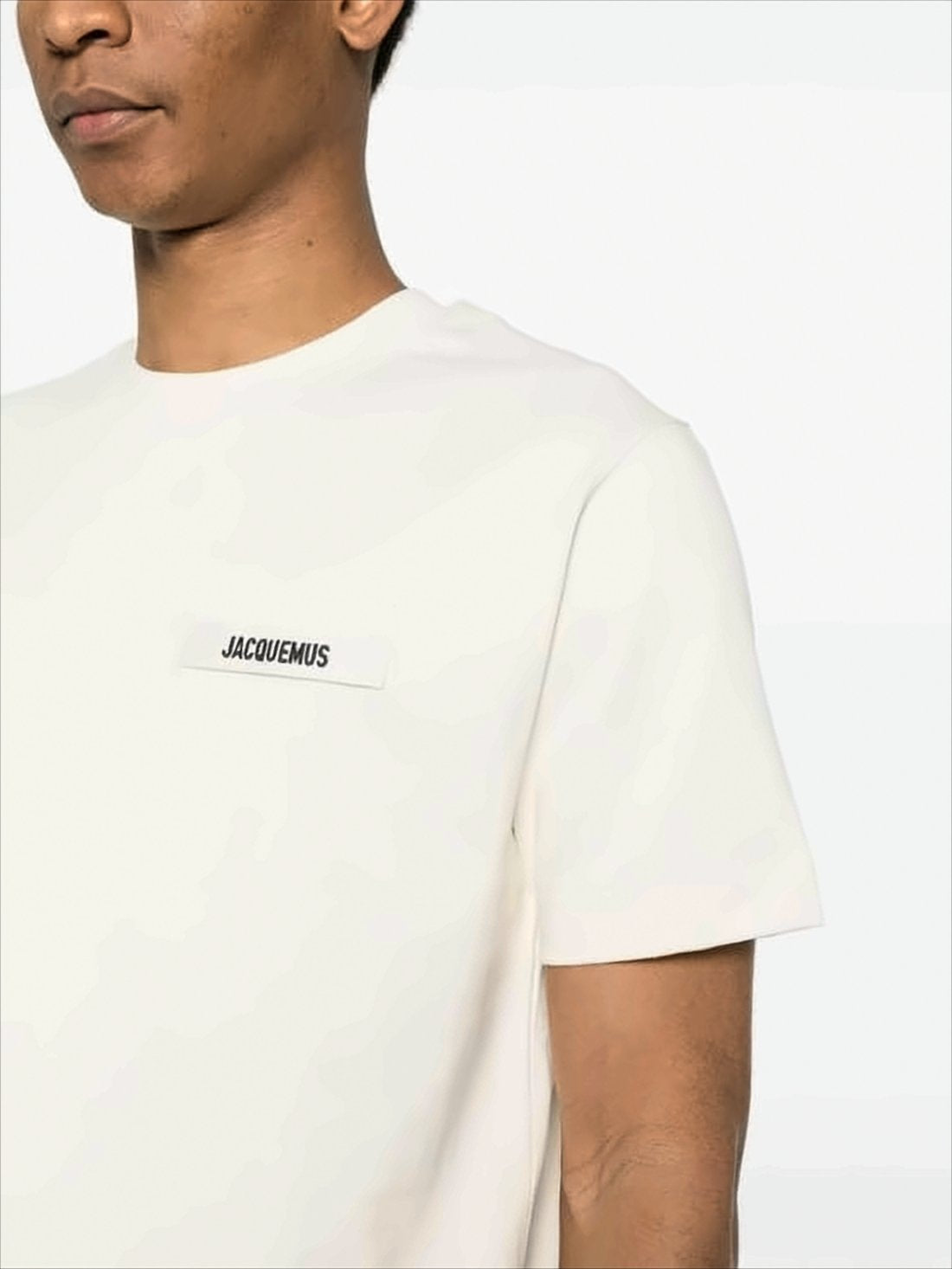 Luźny T-Shirt Jacquemus z Okrągłym Dekoltem i Prostokątną Naszywką