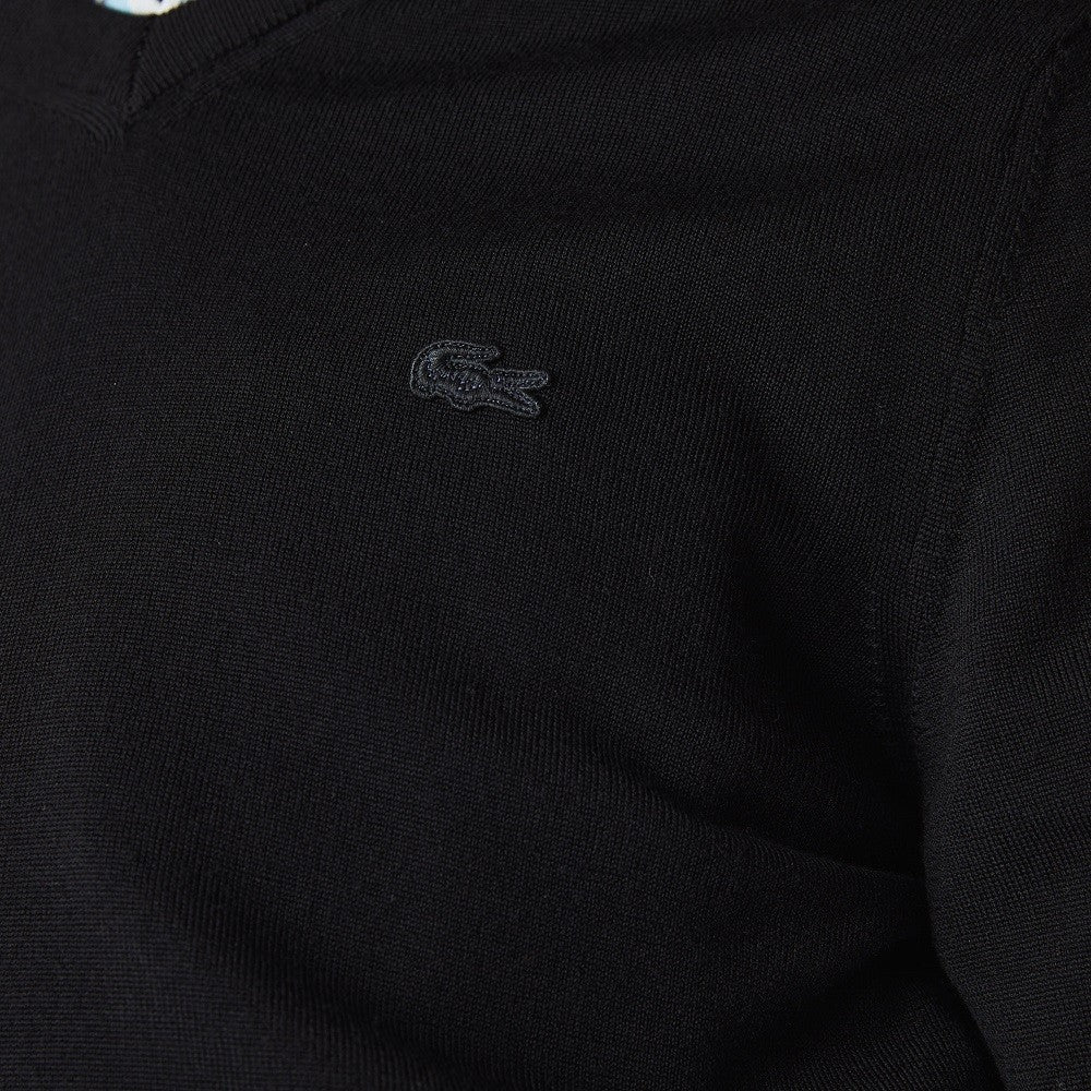 Sweter z wełny merynosowej z dekoltem w serek ze ściągaczem i haftowanym detalem
