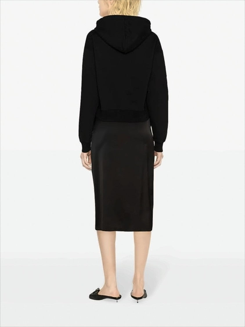 Krótka bluza z kapturem ze sznurkiem i minimalistycznym designem